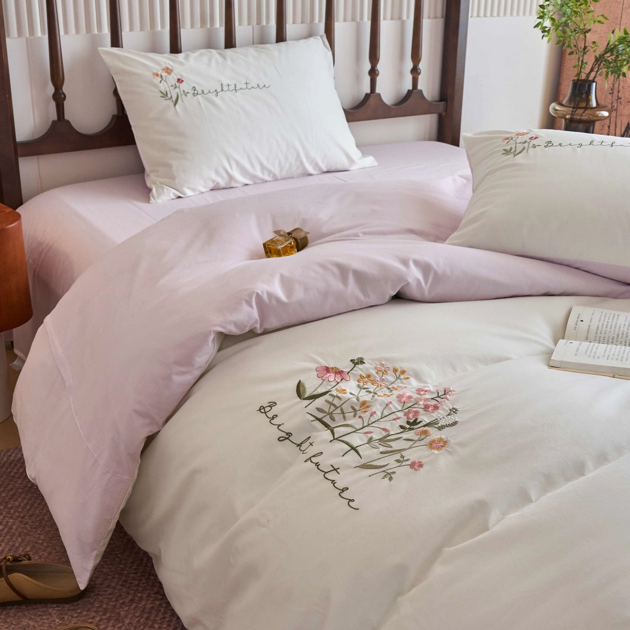 91家纺网 家纺一手货源 找家纺 悦然毛巾被 2025新款全棉纯棉斜纹毛巾绣四件套 花语情怀白+紫