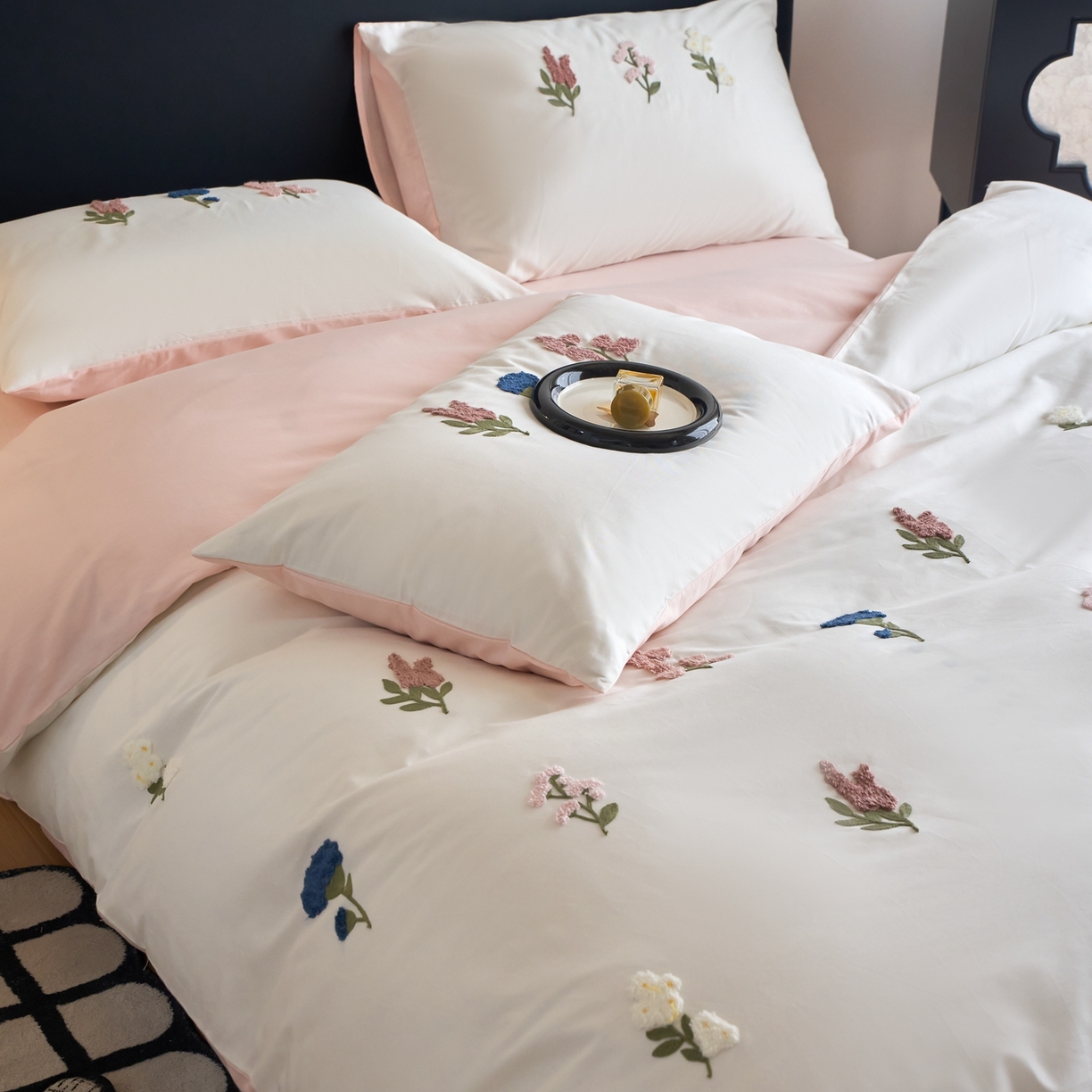 91家纺网 家纺一手货源 找家纺 悦然毛巾被 2025新款全棉纯棉斜纹毛巾绣四件套 浪漫花香米白+粉