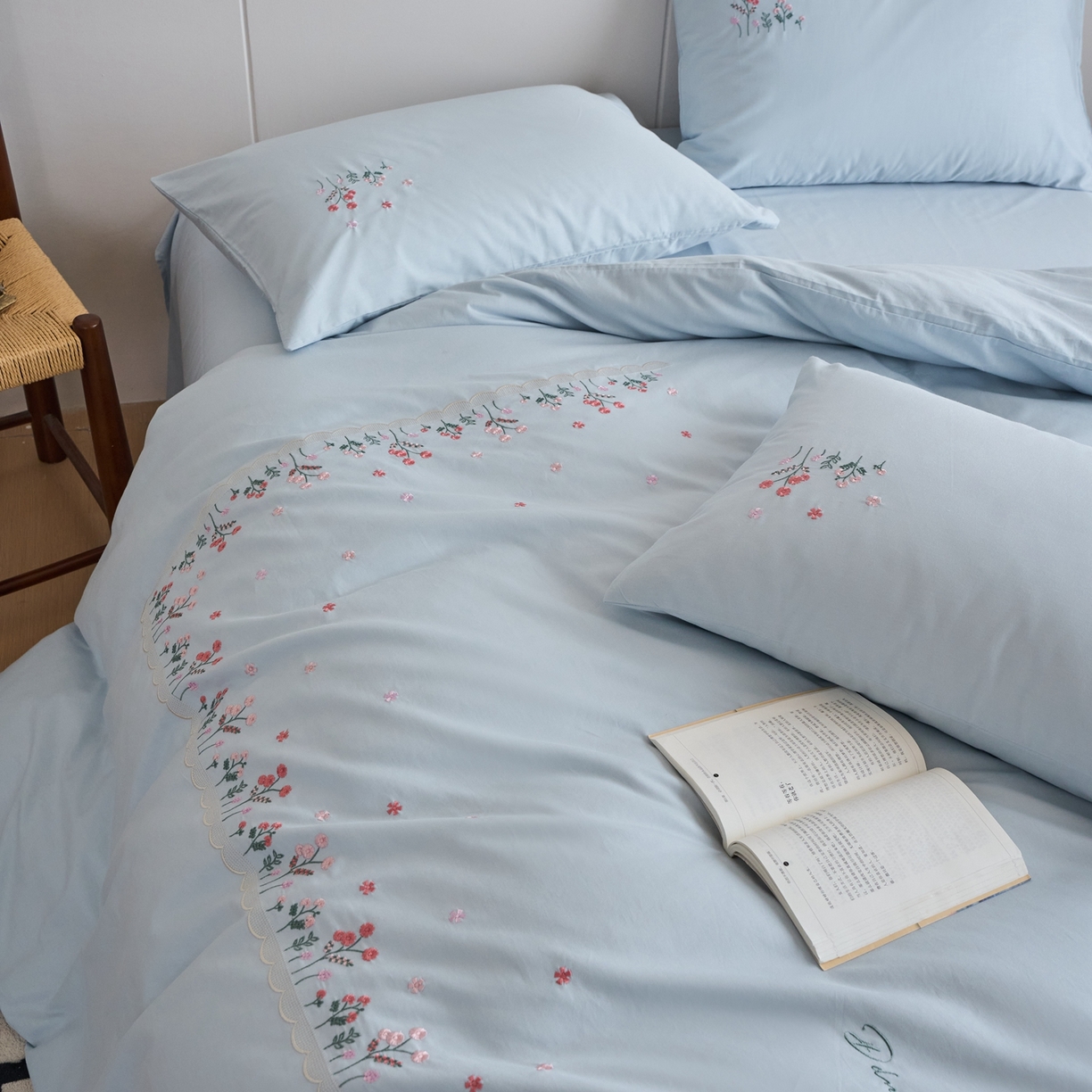 91家纺网 家纺一手货源 找家纺 悦然毛巾被 2025新款全棉纯棉斜纹毛巾绣四件套 春色满园蓝色