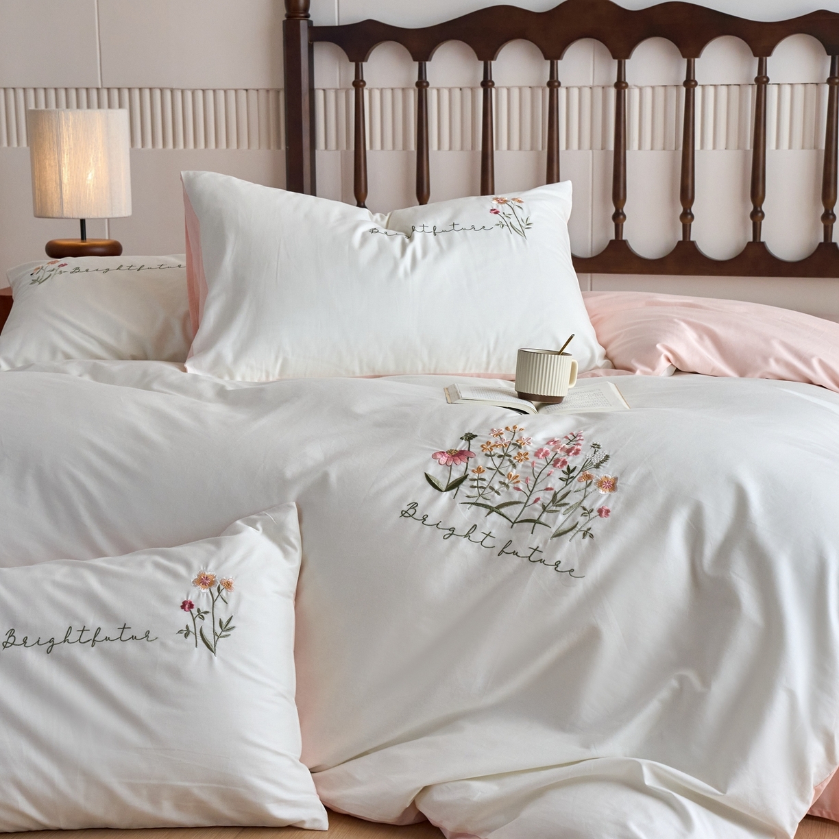 91家纺网 家纺一手货源 找家纺 悦然毛巾被 2025新款全棉纯棉斜纹毛巾绣四件套 花语情怀白+粉