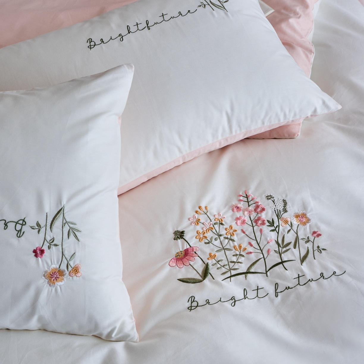 91家纺网 家纺一手货源 找家纺 悦然毛巾被 2025新款全棉纯棉斜纹毛巾绣四件套 花语情怀白+粉