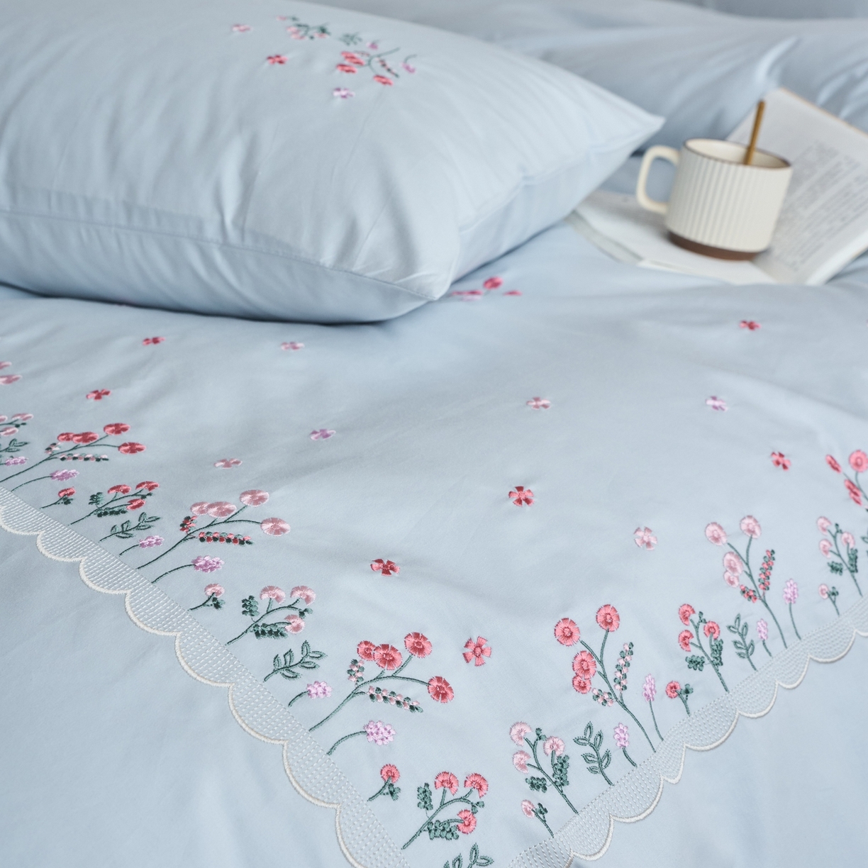 91家纺网 家纺一手货源 找家纺 悦然毛巾被 2025新款全棉纯棉斜纹毛巾绣四件套 春色满园蓝色