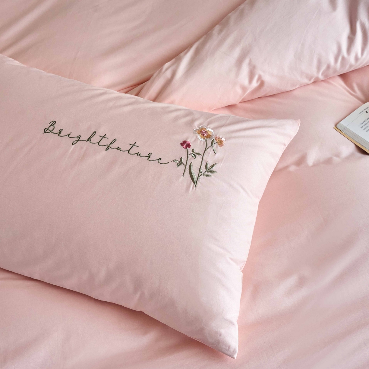 91家纺网 家纺一手货源 找家纺 悦然毛巾被 2025新款全棉纯棉斜纹毛巾绣四件套 花语情怀粉