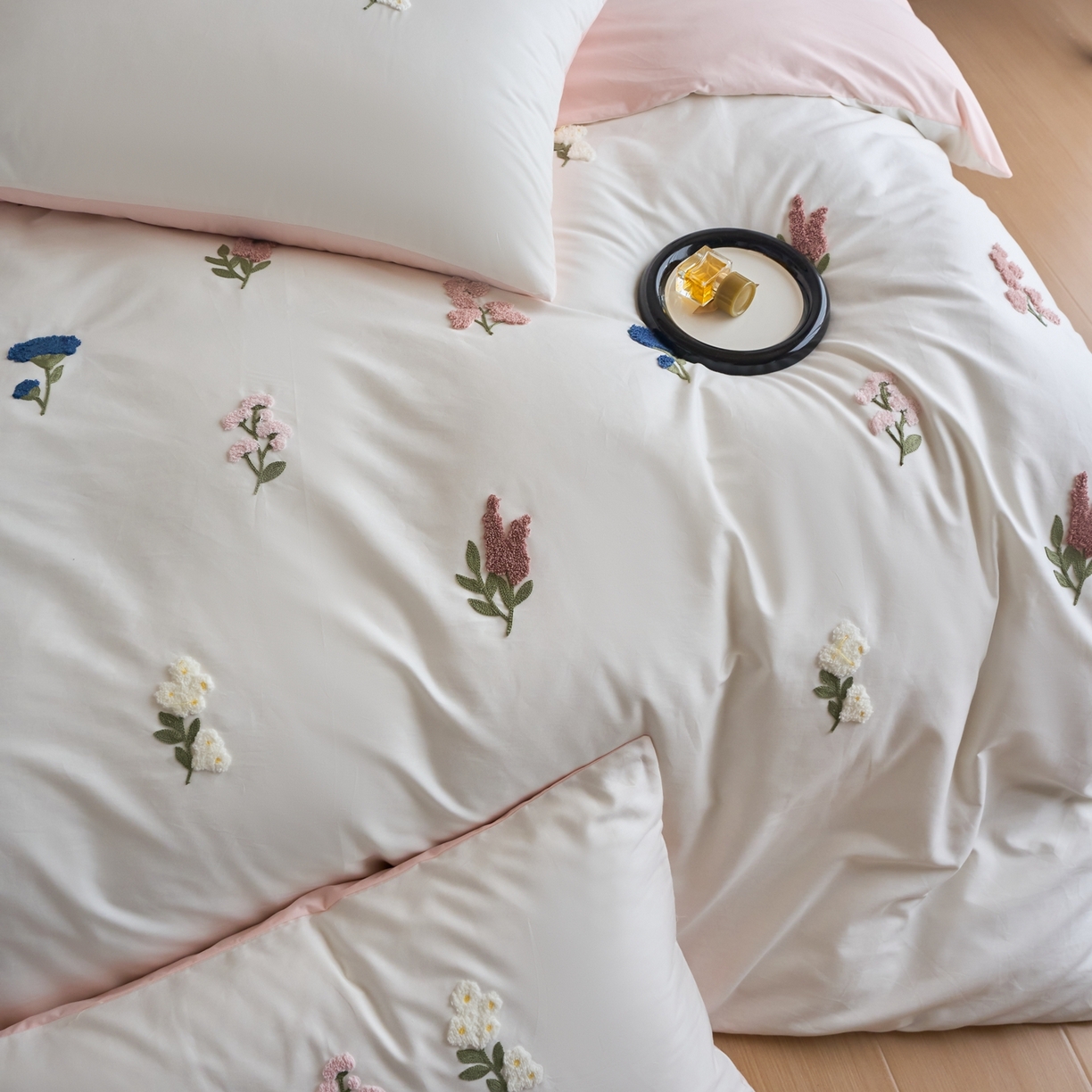 91家纺网 家纺一手货源 找家纺 悦然毛巾被 2025新款全棉纯棉斜纹毛巾绣四件套 浪漫花香米白+粉