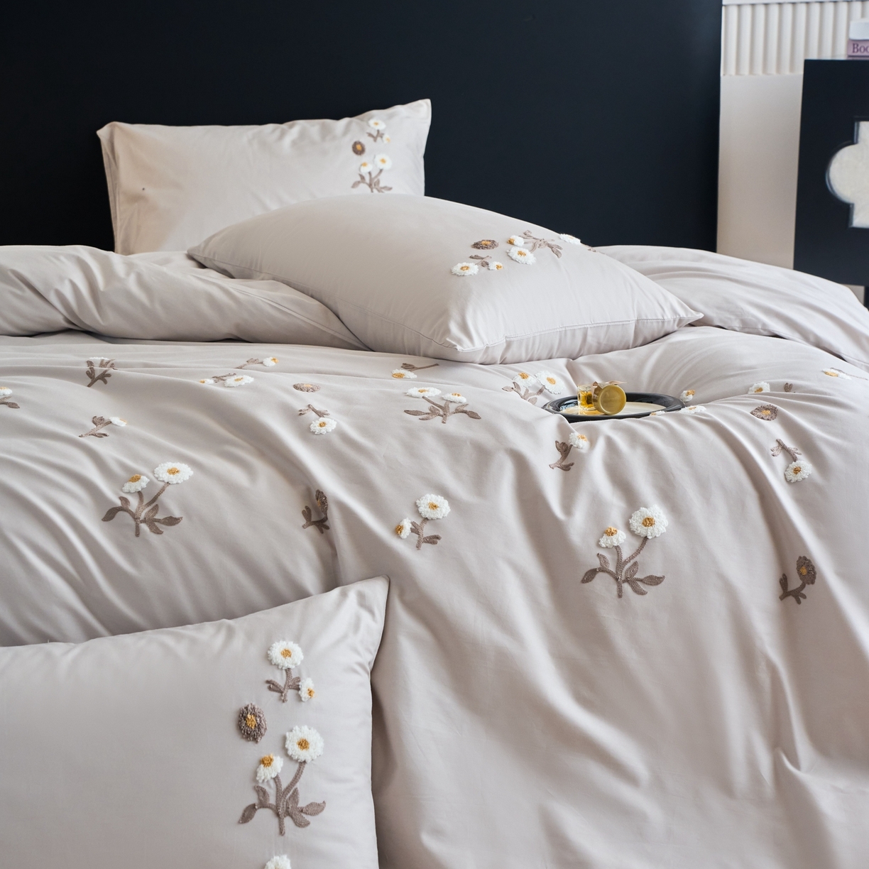 91家纺网 家纺一手货源 找家纺 悦然毛巾被 2025新款全棉纯棉斜纹毛巾绣四件套 花样年华轻奢灰