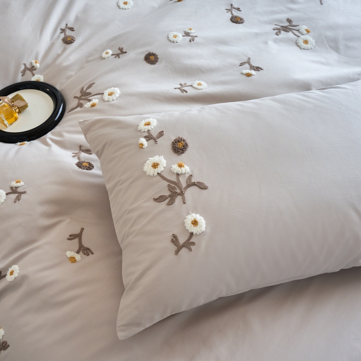 91家纺网 家纺一手货源 找家纺 悦然毛巾被 2025新款全棉纯棉斜纹毛巾绣四件套 花样年华轻奢灰