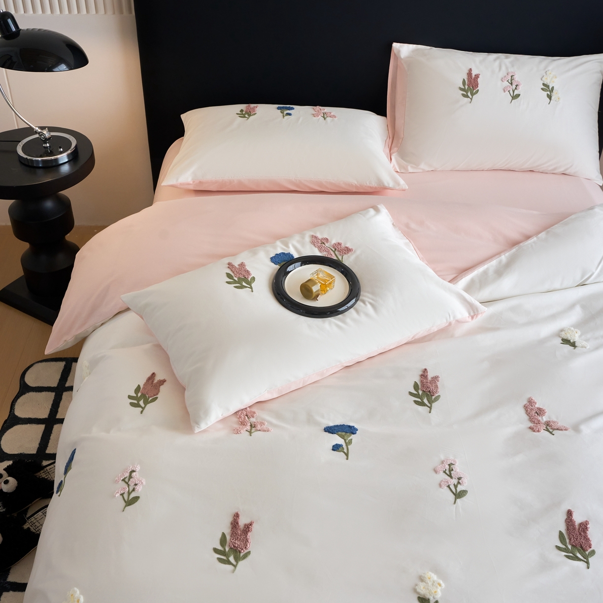 91家纺网 家纺一手货源 找家纺 悦然毛巾被 2025新款全棉纯棉斜纹毛巾绣四件套 浪漫花香米白+粉