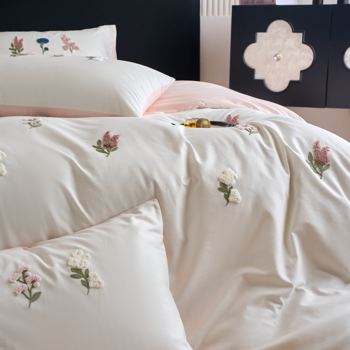 91家纺网 家纺一手货源 找家纺 悦然毛巾被 2025新款全棉纯棉斜纹毛巾绣四件套 浪漫花香米白+粉