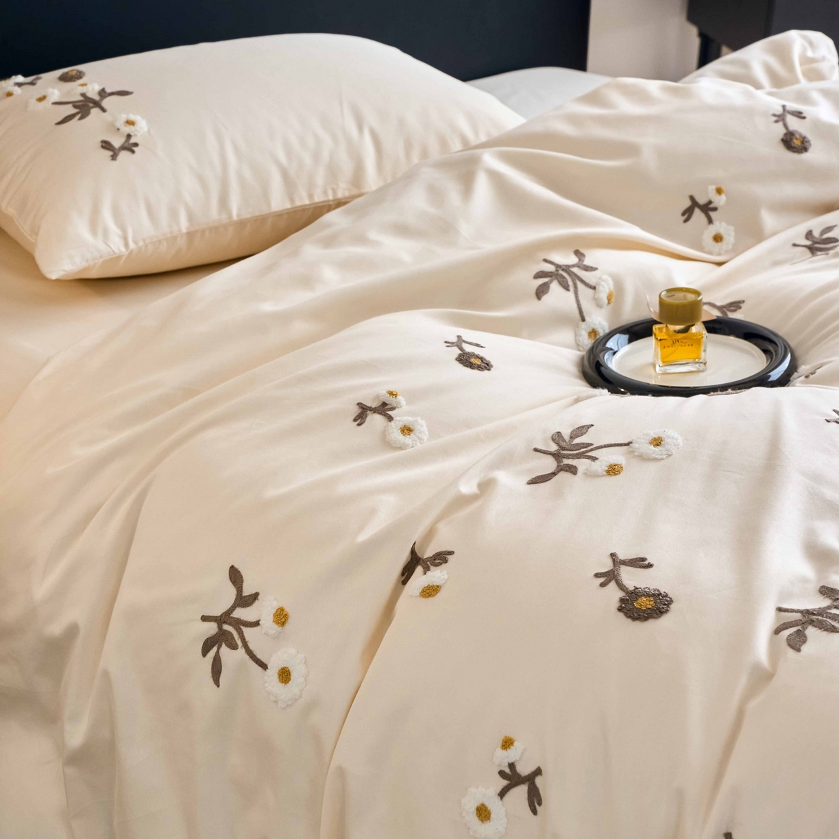 91家纺网 家纺一手货源 找家纺 悦然毛巾被 2025新款全棉纯棉斜纹毛巾绣四件套 花样年华奶白