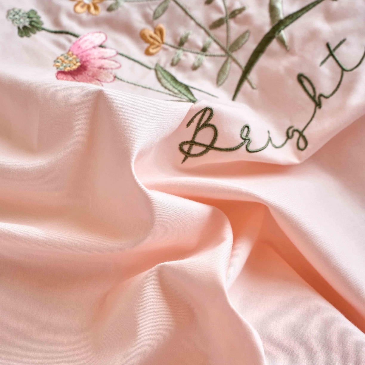 91家纺网 家纺一手货源 找家纺 悦然毛巾被 2025新款全棉纯棉斜纹毛巾绣四件套 花语情怀粉