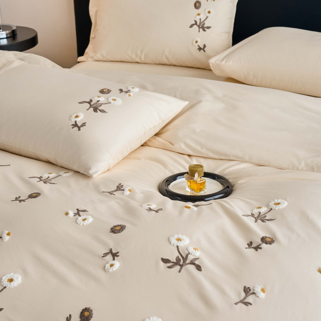 91家纺网 家纺一手货源 找家纺 悦然毛巾被 2025新款全棉纯棉斜纹毛巾绣四件套 花样年华奶白