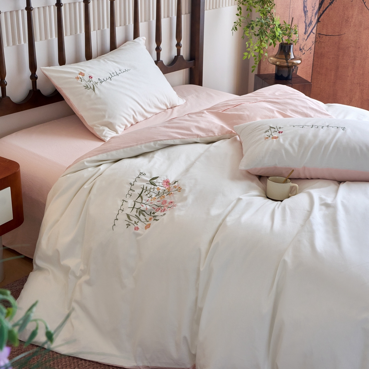 91家纺网 家纺一手货源 找家纺 悦然毛巾被 2025新款全棉纯棉斜纹毛巾绣四件套 花语情怀白+粉