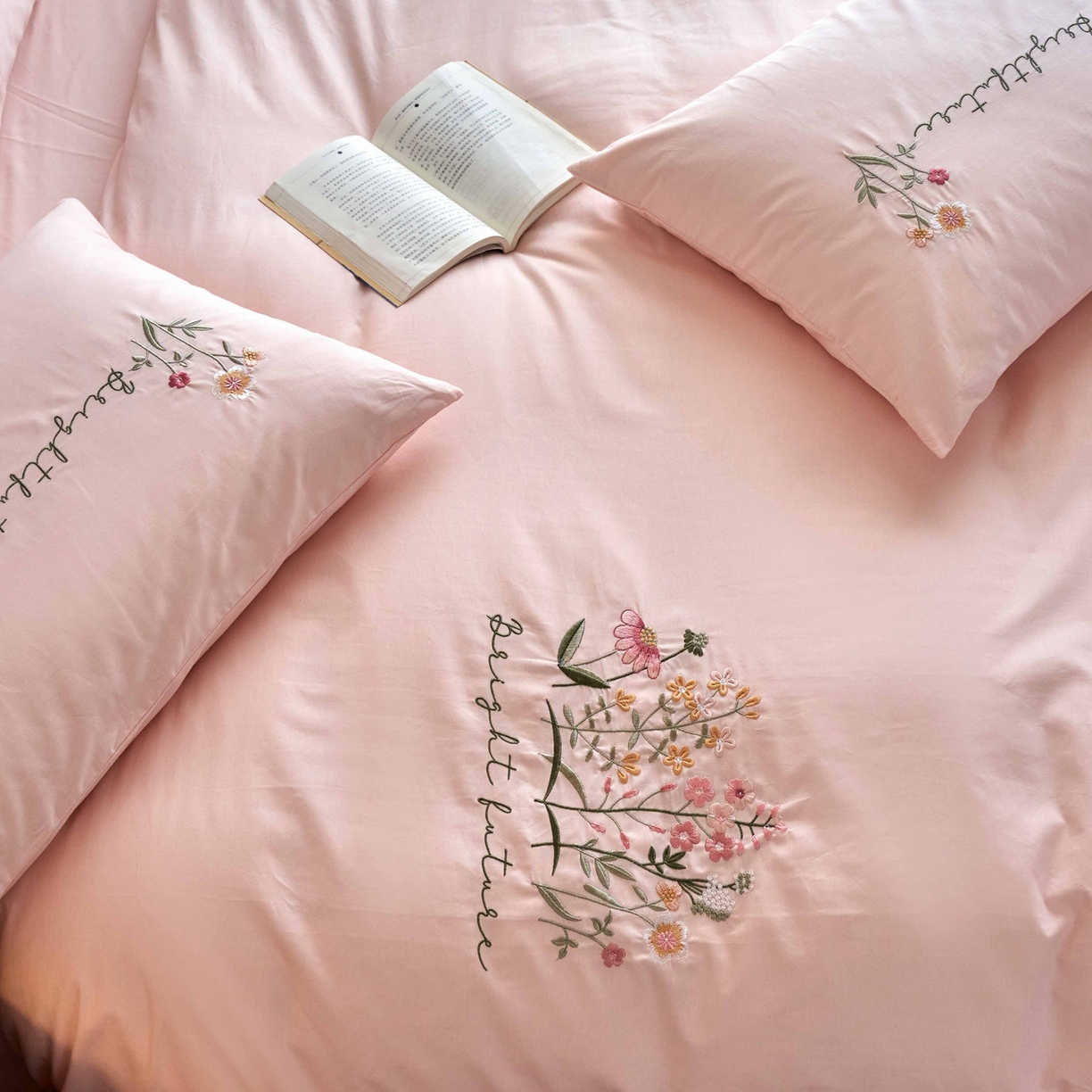 91家纺网 家纺一手货源 找家纺 悦然毛巾被 2025新款全棉纯棉斜纹毛巾绣四件套 花语情怀粉