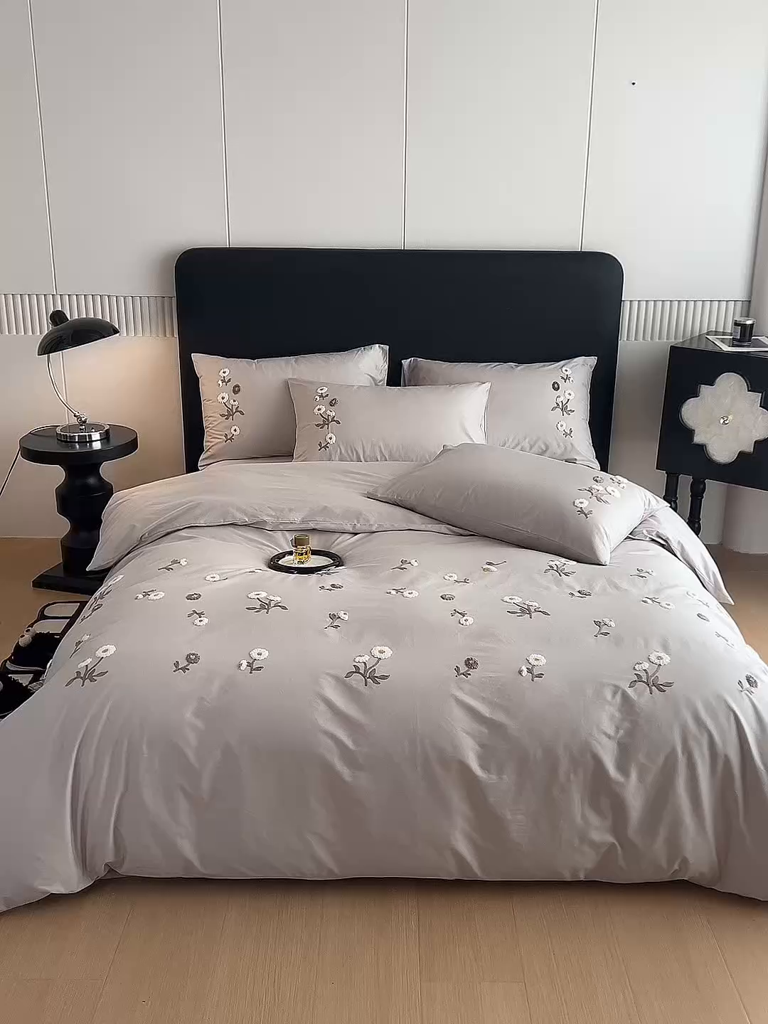 91家纺网 家纺一手货源 找家纺 悦然毛巾被 2025新款全棉纯棉斜纹毛巾绣四件套 花样年华轻奢灰