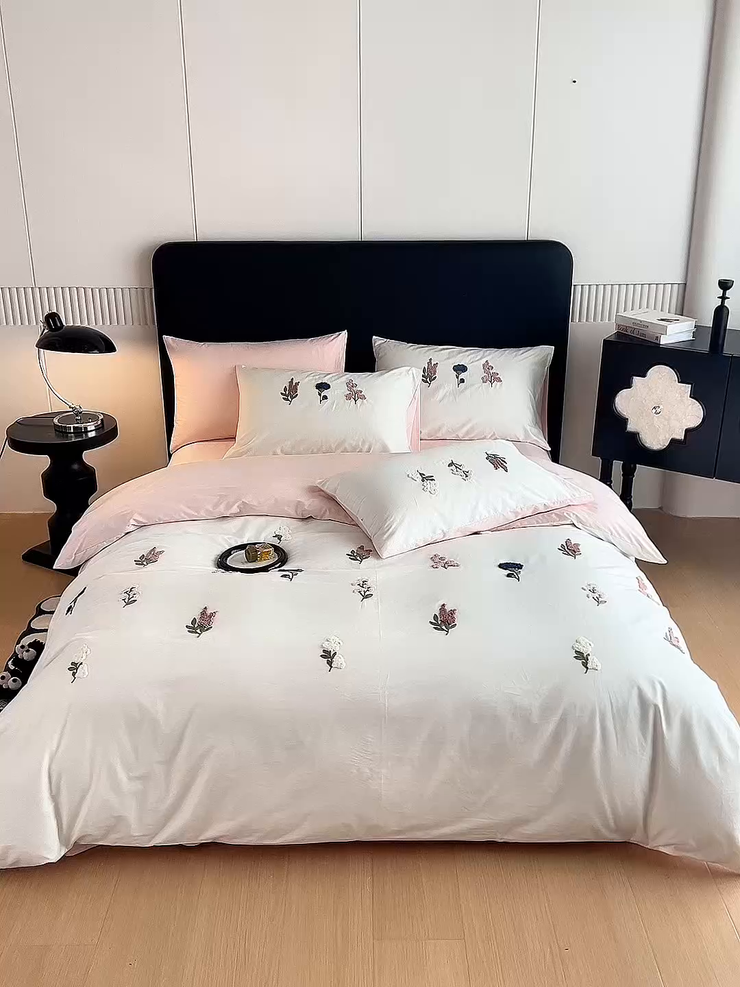 91家纺网 家纺一手货源 找家纺 悦然毛巾被 2025新款全棉纯棉斜纹毛巾绣四件套 浪漫花香米白+粉