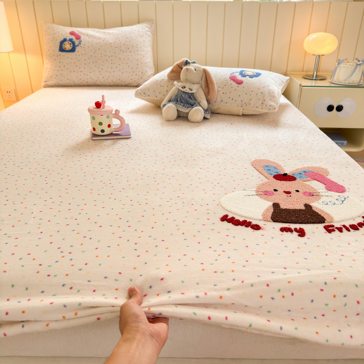 91家纺网 家纺一手货源 找家纺 寐居家纺 2025新款毛巾绣牛奶绒床笠 萌兔有约