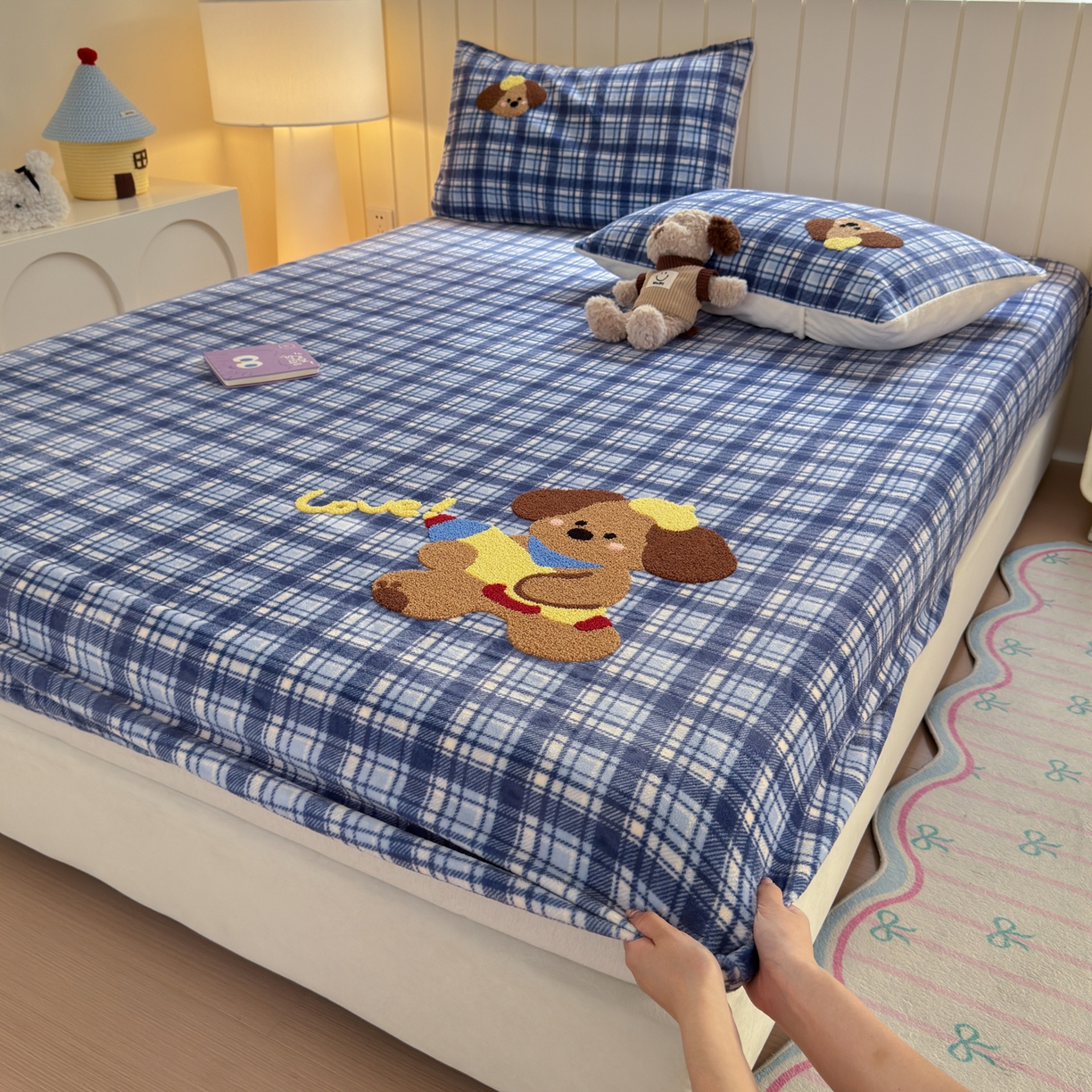 91家纺网 家纺一手货源 找家纺 寐居家纺 2025新款毛巾绣牛奶绒床笠 格纹萌犬