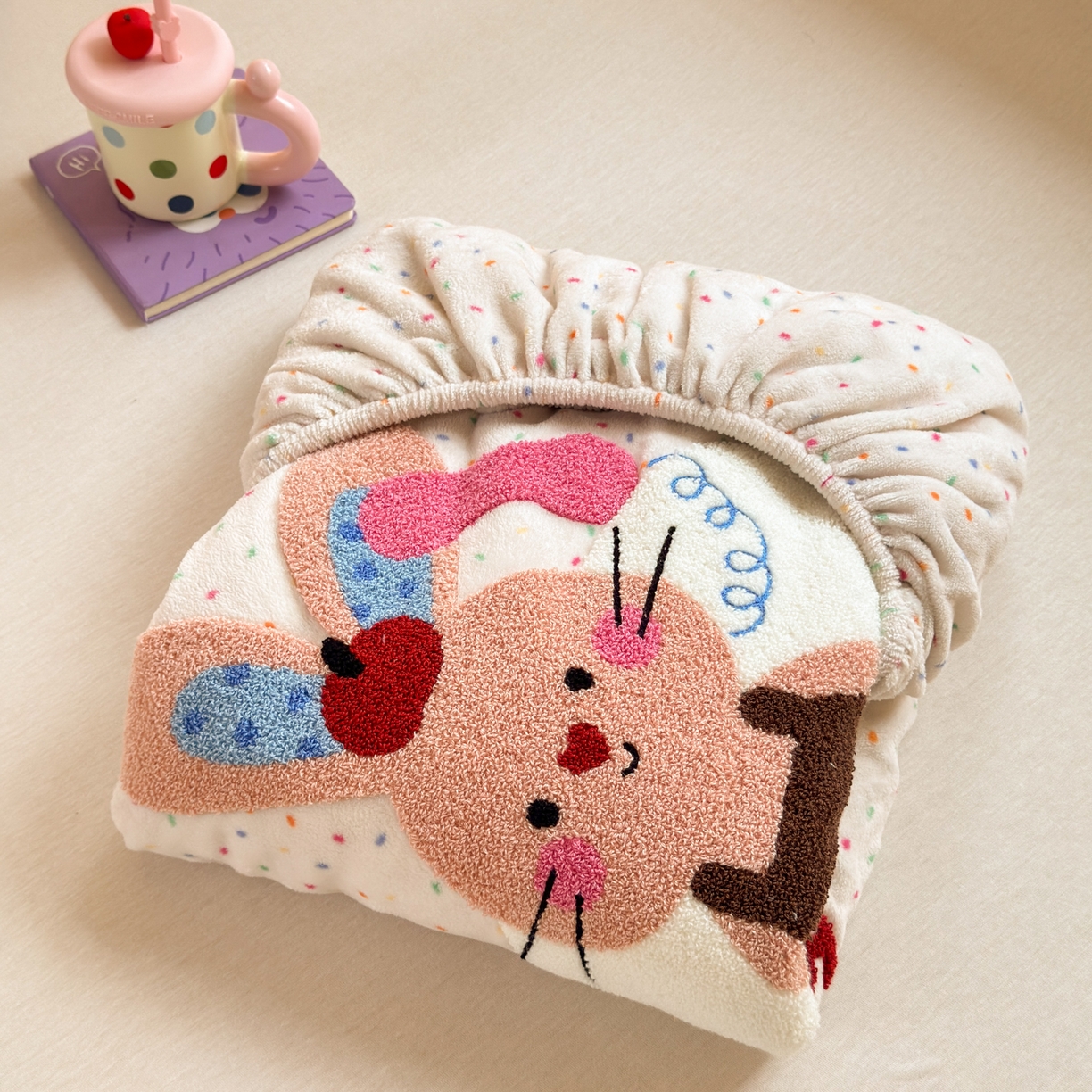 91家纺网 家纺一手货源 找家纺 寐居家纺 2025新款毛巾绣牛奶绒床笠 萌兔有约