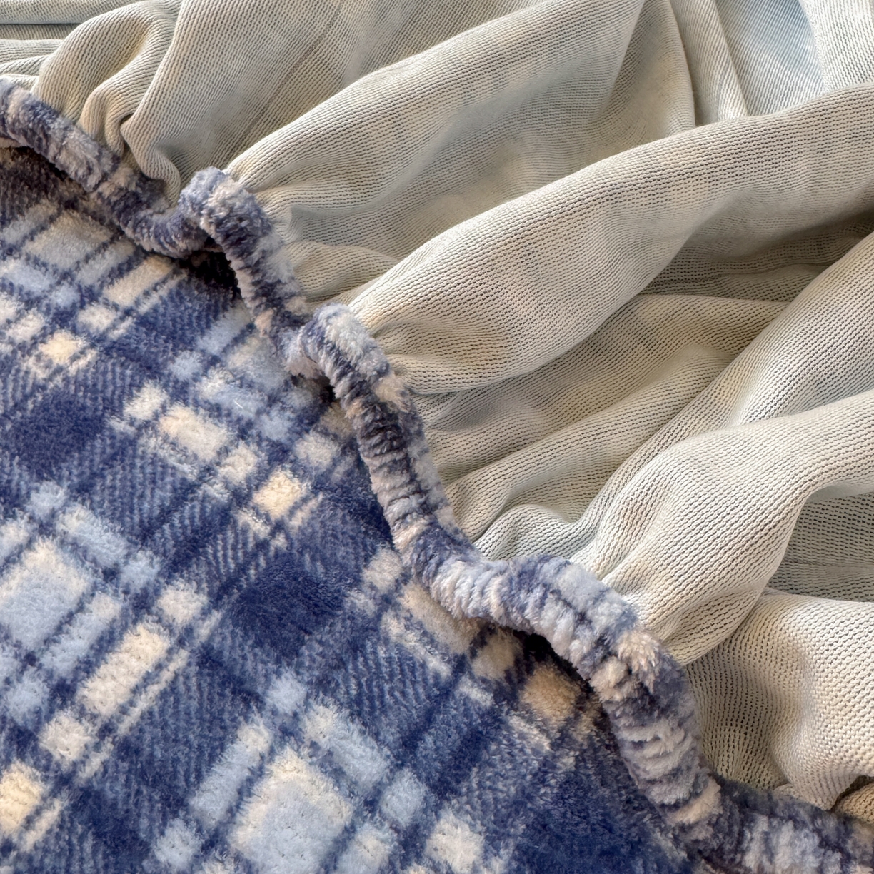 91家纺网 家纺一手货源 找家纺 寐居家纺 2025新款毛巾绣牛奶绒床笠 格纹萌犬