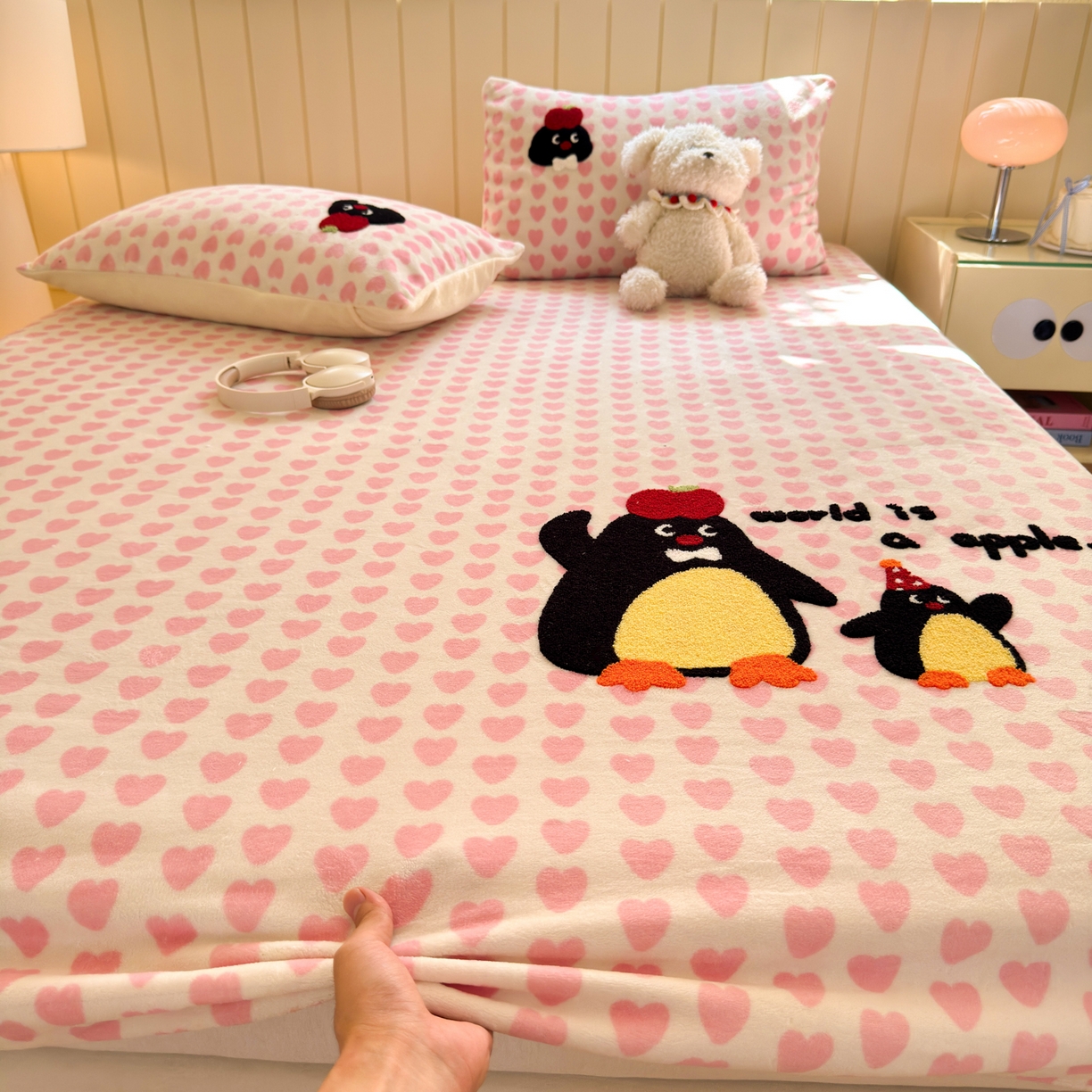 91家纺网 家纺一手货源 找家纺 寐居家纺 2025新款毛巾绣牛奶绒床笠 红果果