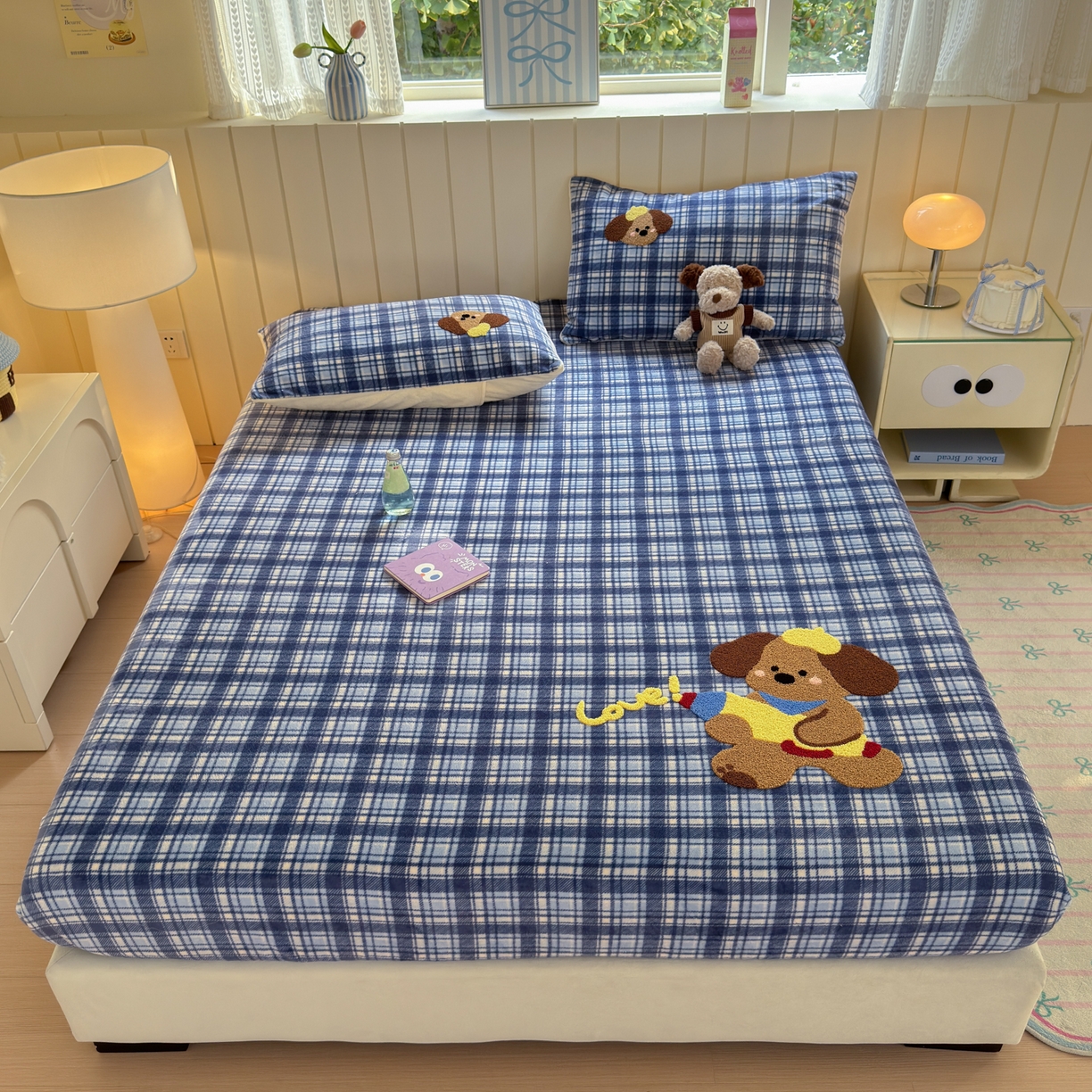 91家纺网 家纺一手货源 找家纺 寐居家纺 2025新款毛巾绣牛奶绒床笠 格纹萌犬