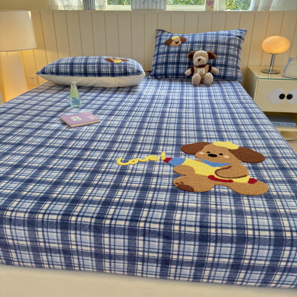 91家纺网 家纺一手货源 找家纺 寐居家纺 2025新款毛巾绣牛奶绒床笠 格纹萌犬