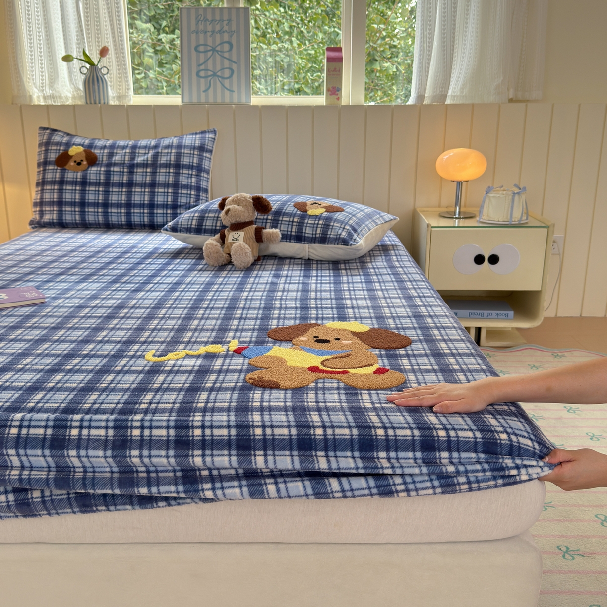 91家纺网 家纺一手货源 找家纺 寐居家纺 2025新款毛巾绣牛奶绒床笠 格纹萌犬