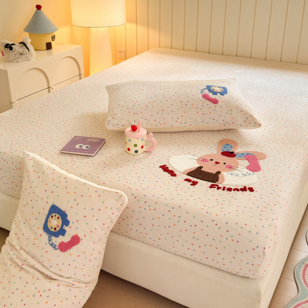 91家纺网 家纺一手货源 找家纺 寐居家纺 2025新款毛巾绣牛奶绒床笠 萌兔有约