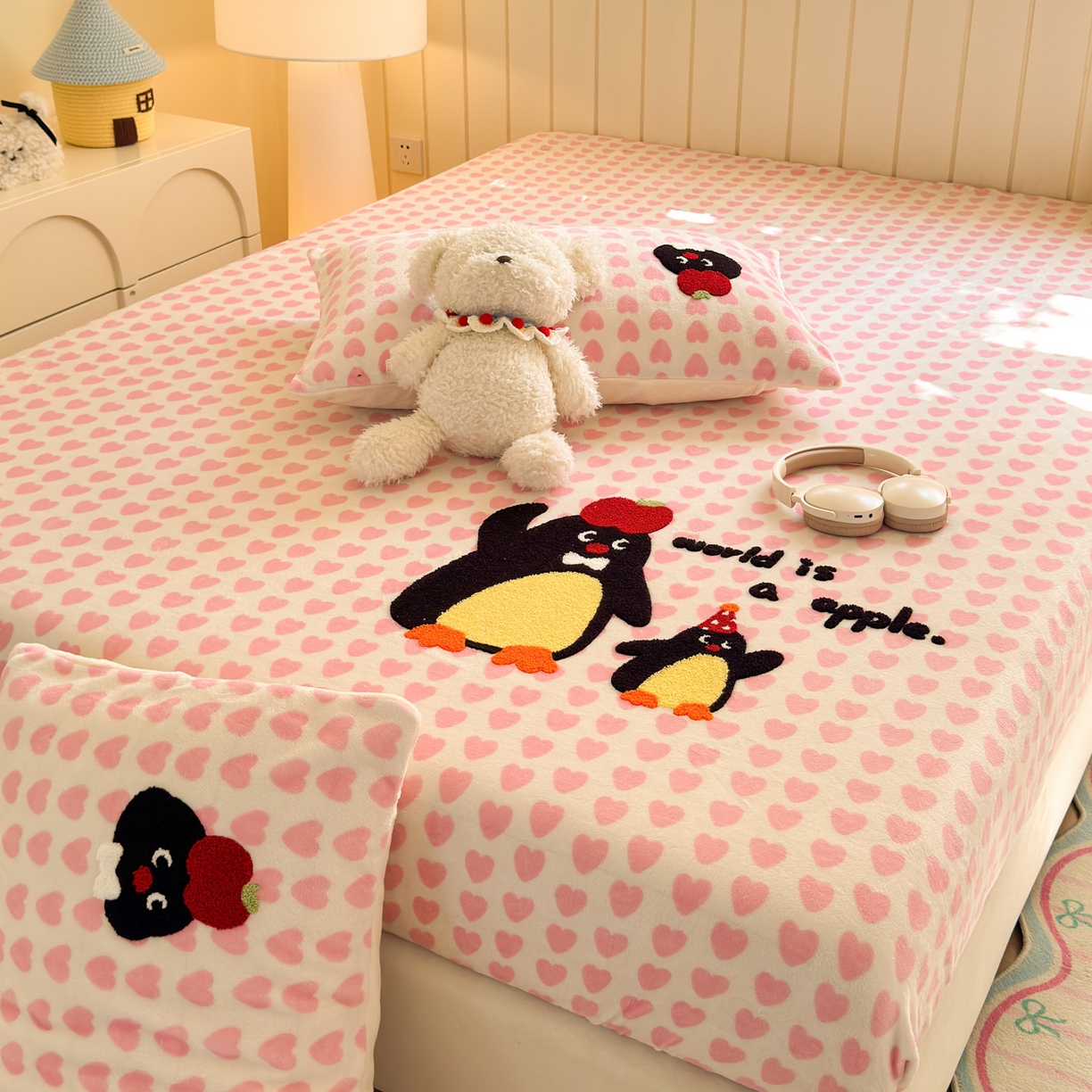 91家纺网 家纺一手货源 找家纺 寐居家纺 2025新款毛巾绣牛奶绒床笠 红果果