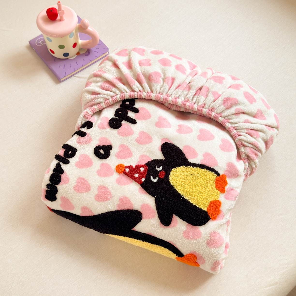 91家纺网 家纺一手货源 找家纺 寐居家纺 2025新款毛巾绣牛奶绒床笠 红果果