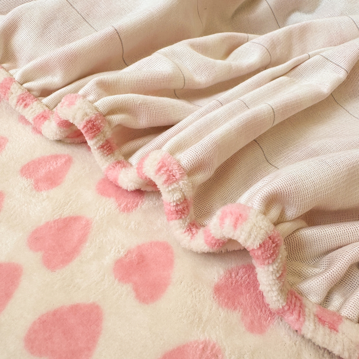 91家纺网 家纺一手货源 找家纺 寐居家纺 2025新款毛巾绣牛奶绒床笠 红果果