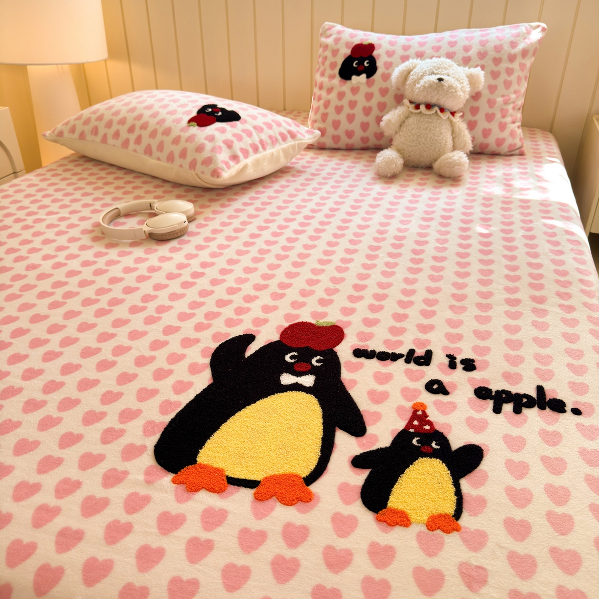 91家纺网 家纺一手货源 找家纺 寐居家纺 2025新款毛巾绣牛奶绒床笠 红果果