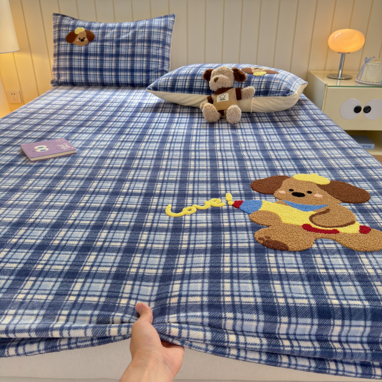 91家纺网 家纺一手货源 找家纺 寐居家纺 2025新款毛巾绣牛奶绒床笠 格纹萌犬