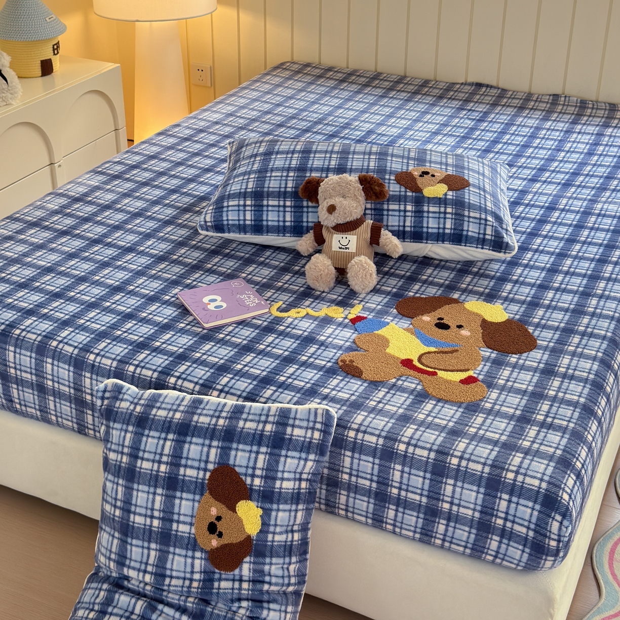 91家纺网 家纺一手货源 找家纺 寐居家纺 2025新款毛巾绣牛奶绒床笠 格纹萌犬