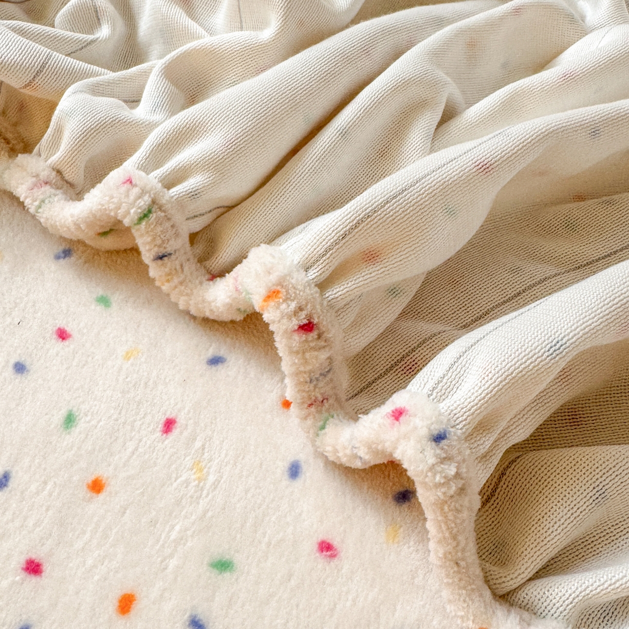 91家纺网 家纺一手货源 找家纺 寐居家纺 2025新款毛巾绣牛奶绒床笠 萌兔有约