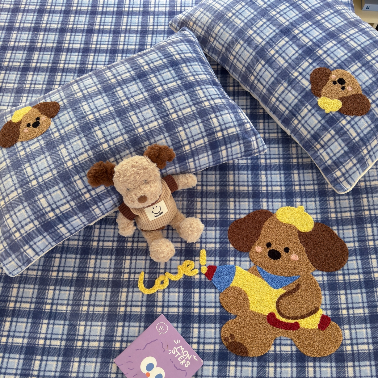 91家纺网 家纺一手货源 找家纺 寐居家纺 2025新款毛巾绣牛奶绒床笠 格纹萌犬