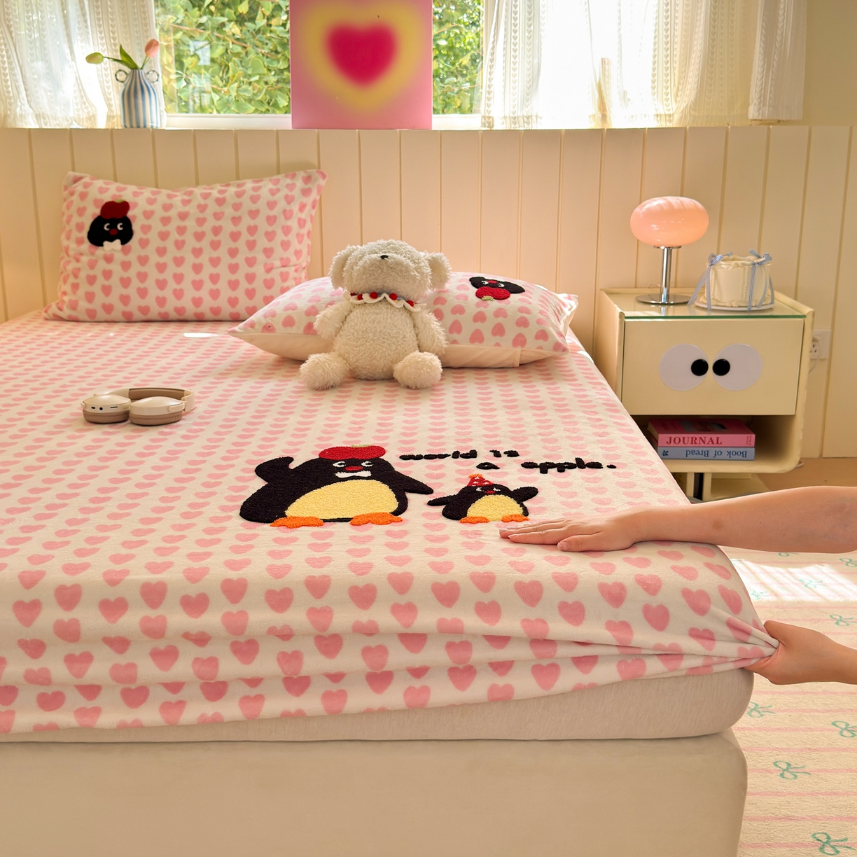 91家纺网 家纺一手货源 找家纺 寐居家纺 2025新款毛巾绣牛奶绒床笠 红果果