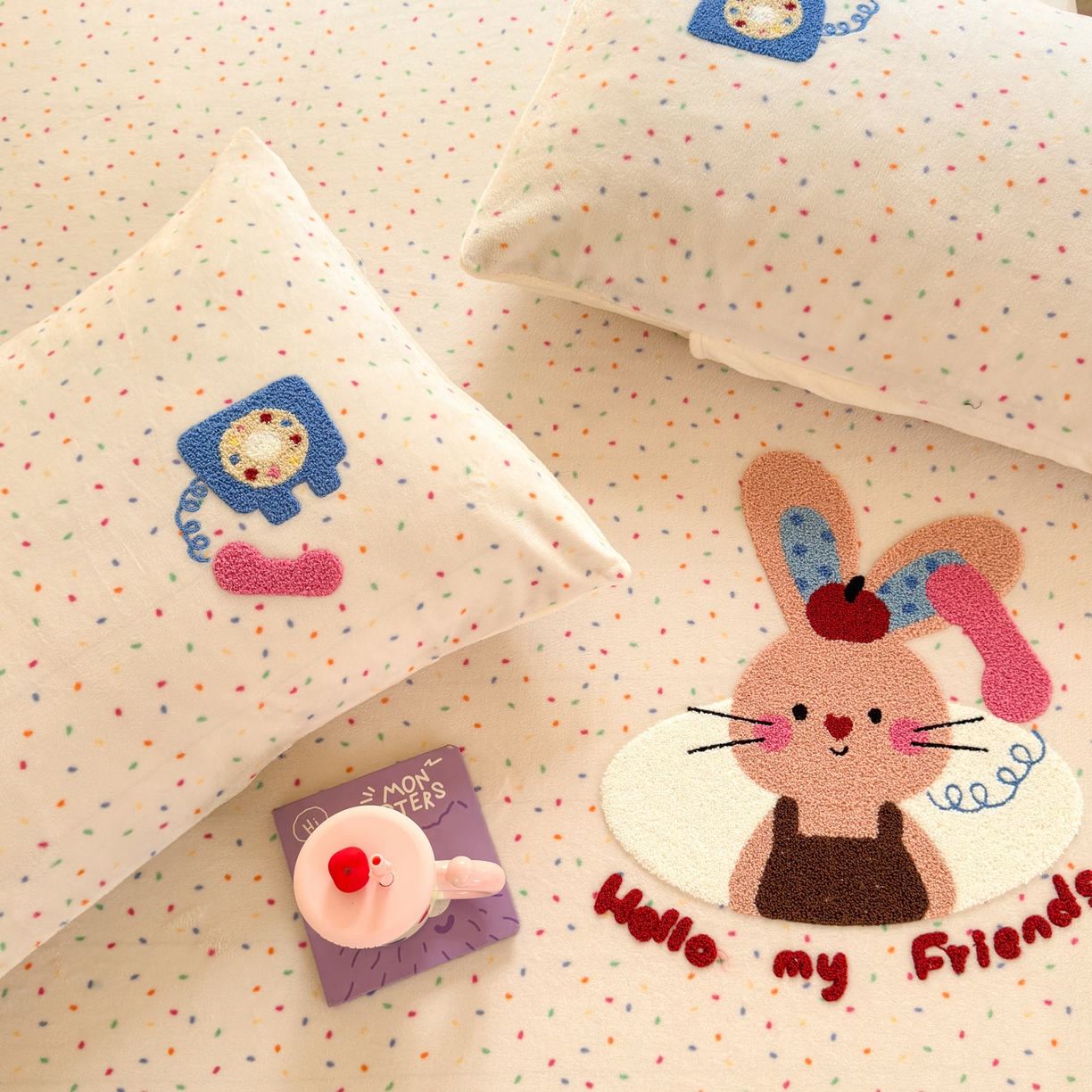 91家纺网 家纺一手货源 找家纺 寐居家纺 2025新款毛巾绣牛奶绒床笠 萌兔有约