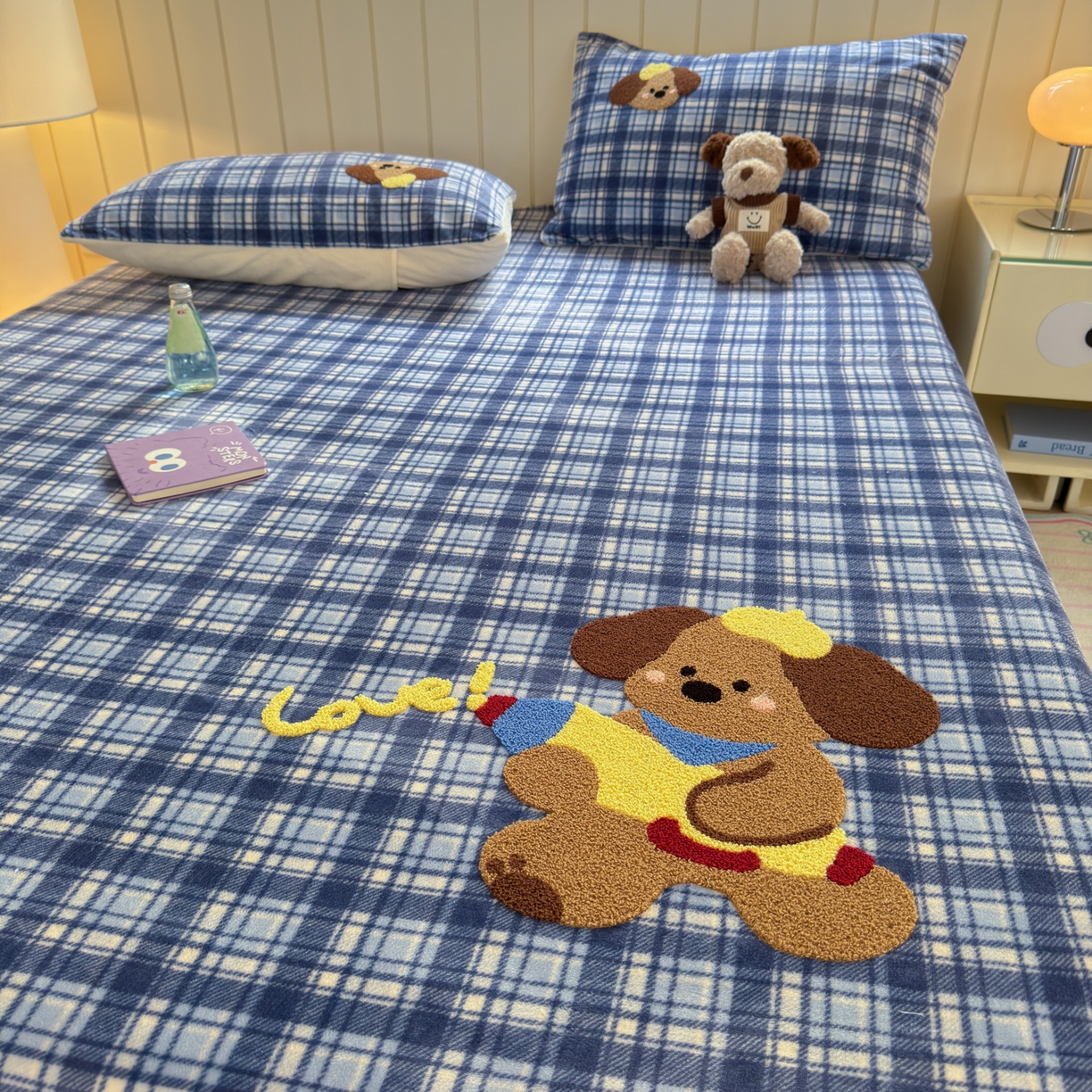 91家纺网 家纺一手货源 找家纺 寐居家纺 2025新款毛巾绣牛奶绒床笠 格纹萌犬