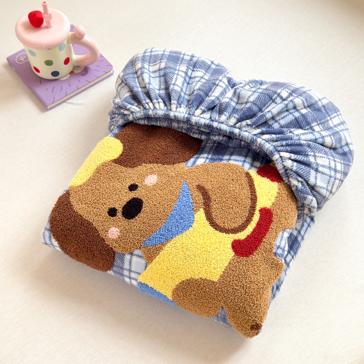 91家纺网 家纺一手货源 找家纺 寐居家纺 2025新款毛巾绣牛奶绒床笠 格纹萌犬