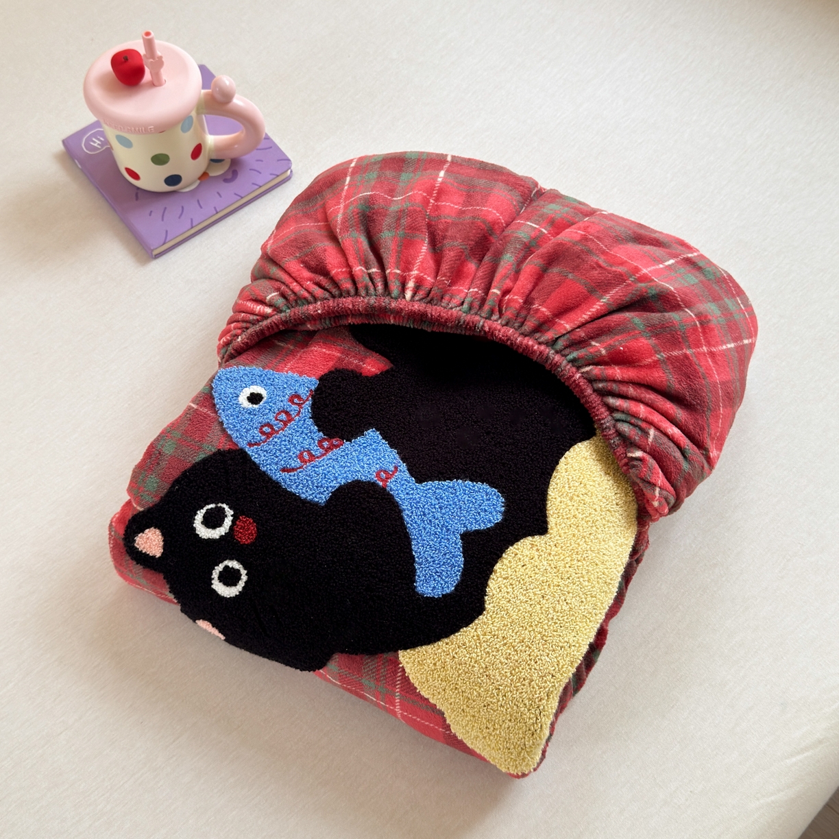 91家纺网 家纺一手货源 找家纺 寐居家纺 2025新款毛巾绣牛奶绒床笠 年年有鱼