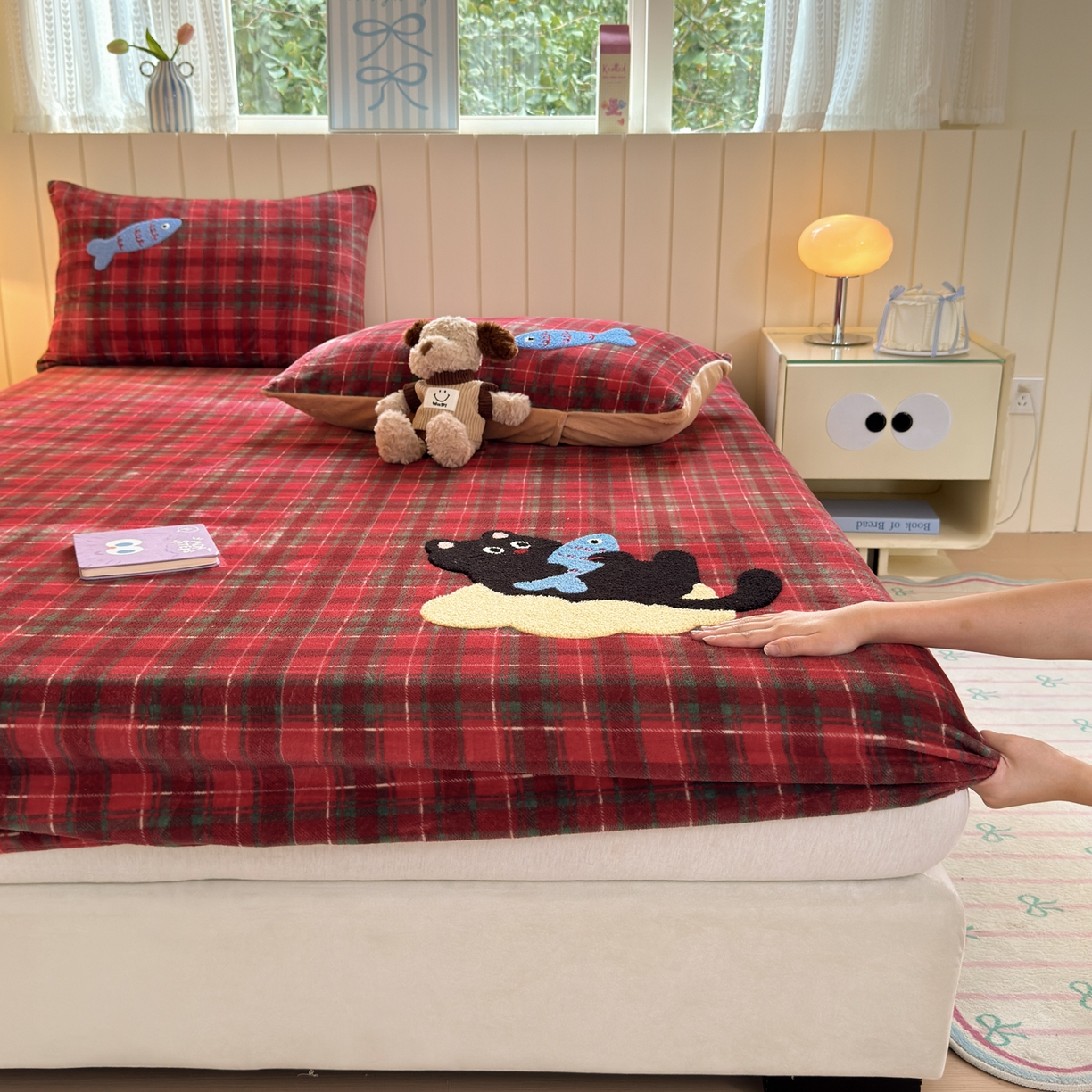 91家纺网 家纺一手货源 找家纺 寐居家纺 2025新款毛巾绣牛奶绒床笠 年年有鱼