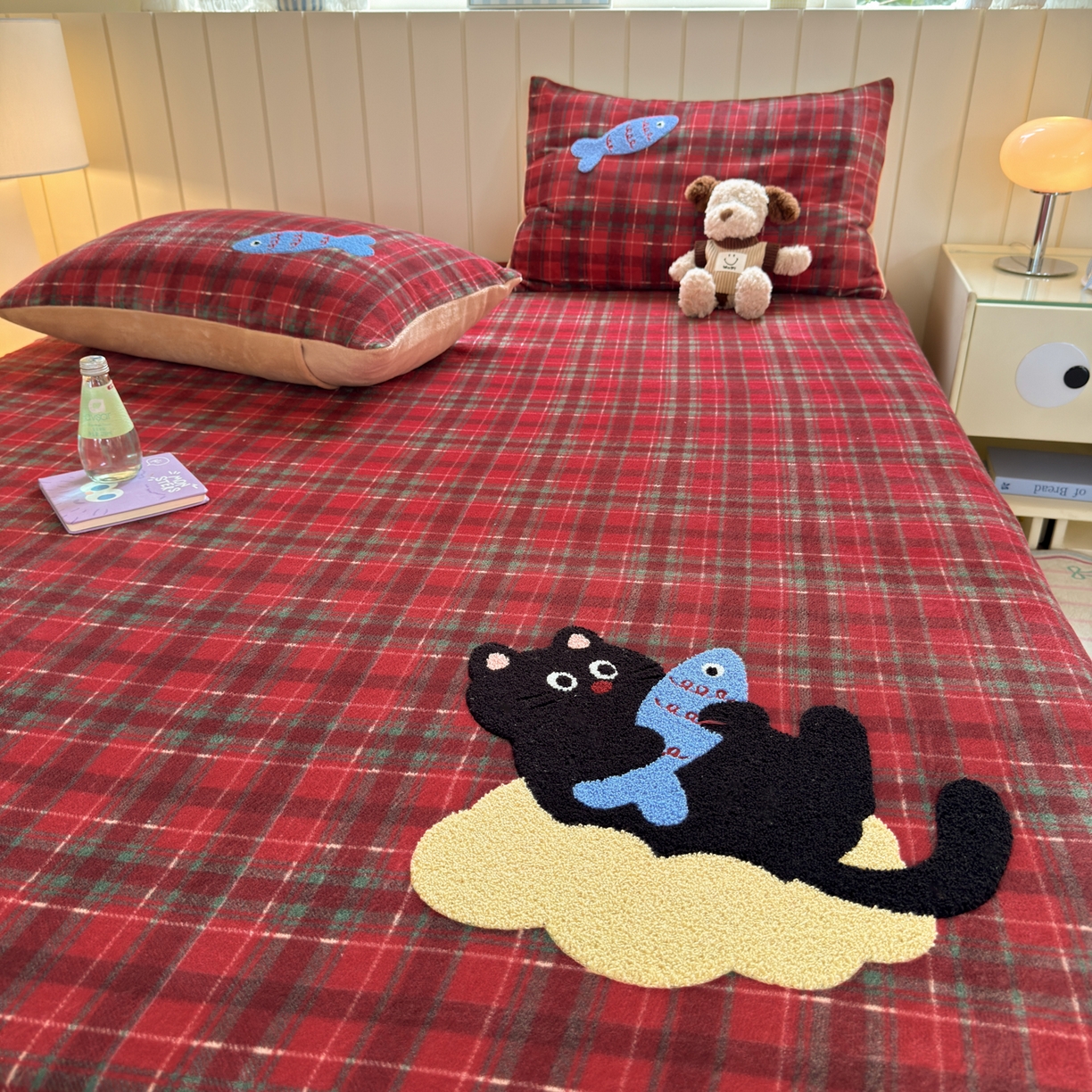 91家纺网 家纺一手货源 找家纺 寐居家纺 2025新款毛巾绣牛奶绒床笠 年年有鱼