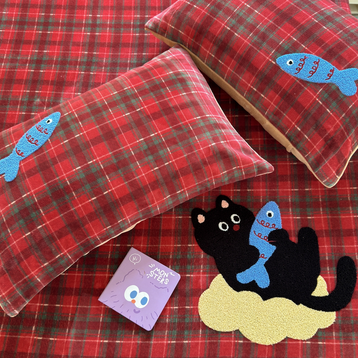 91家纺网 家纺一手货源 找家纺 寐居家纺 2025新款毛巾绣牛奶绒床笠 年年有鱼