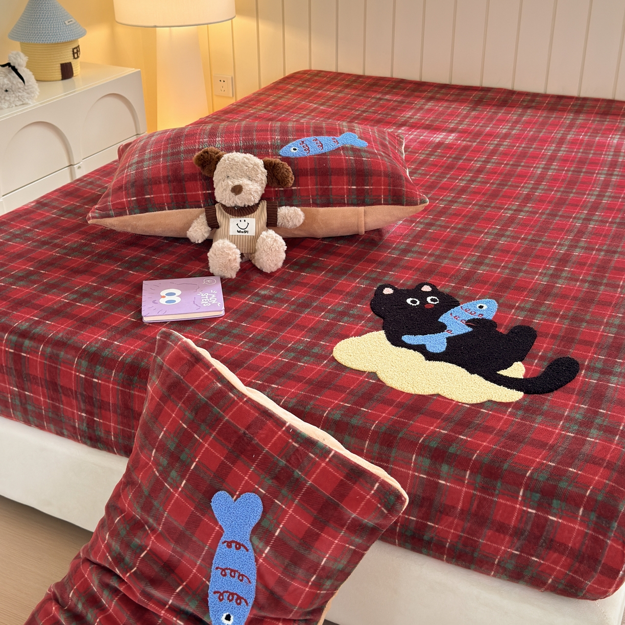 91家纺网 家纺一手货源 找家纺 寐居家纺 2025新款毛巾绣牛奶绒床笠 年年有鱼