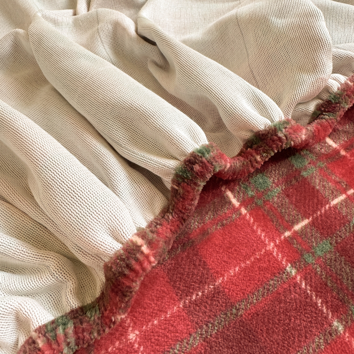 91家纺网 家纺一手货源 找家纺 寐居家纺 2025新款毛巾绣牛奶绒床笠 年年有鱼