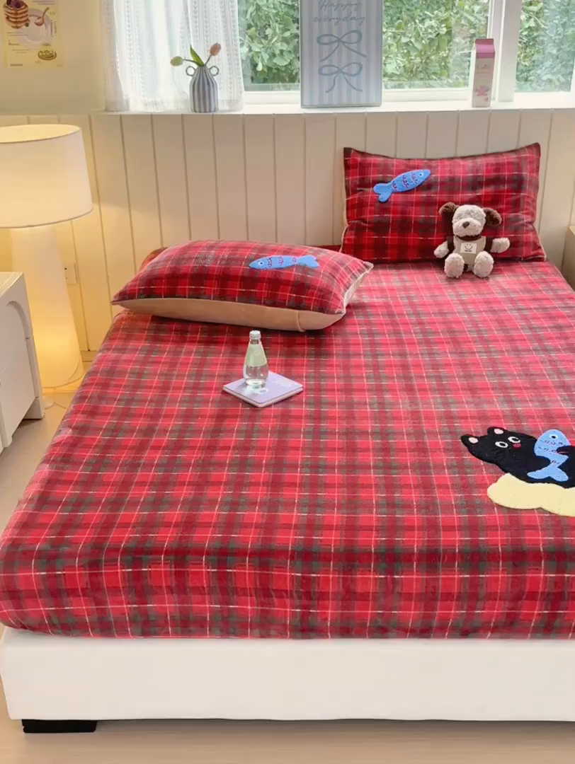 91家纺网 家纺一手货源 找家纺 寐居家纺 2025新款毛巾绣牛奶绒床笠 年年有鱼