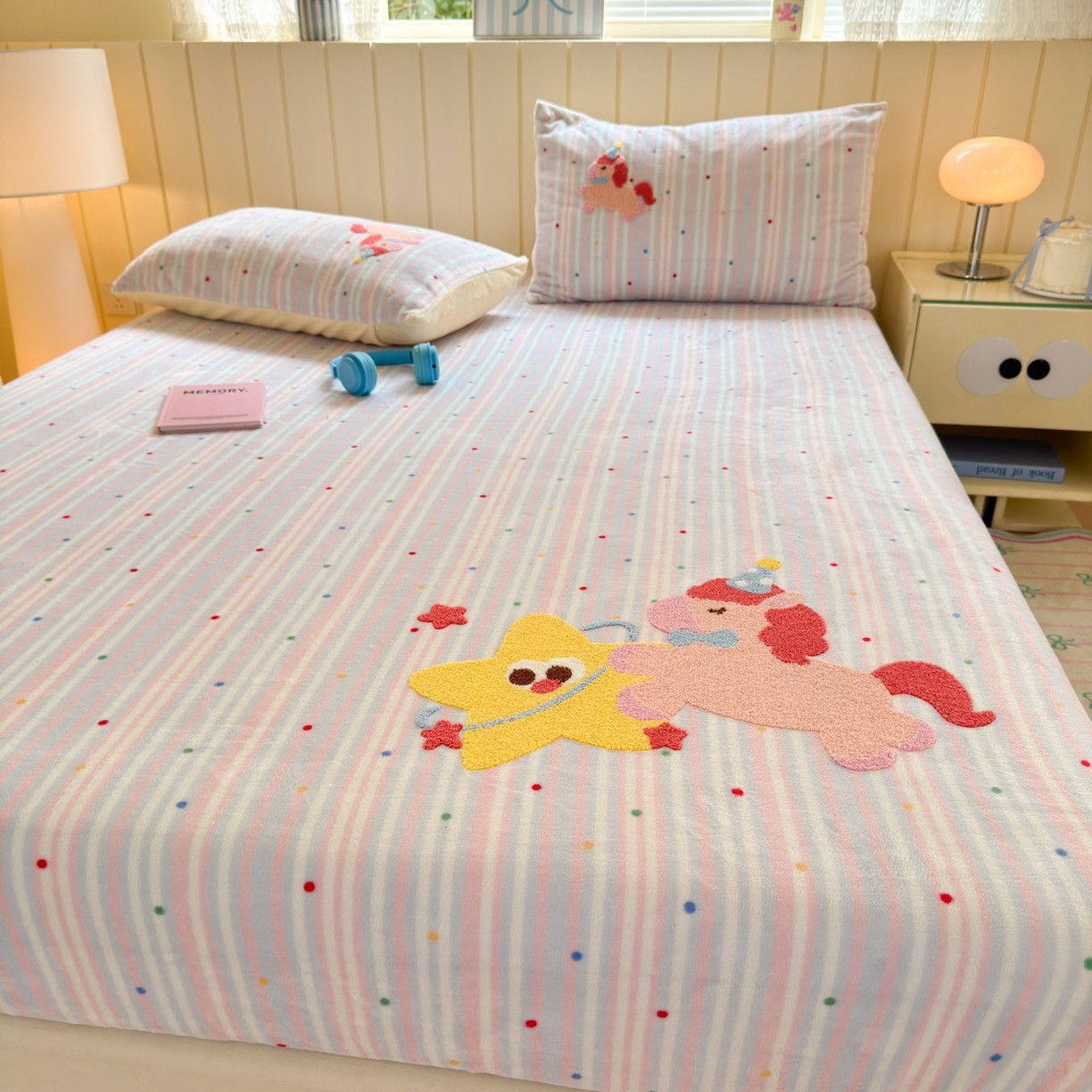 91家纺网 家纺一手货源 找家纺 寐居家纺 2025新款毛巾绣牛奶绒床笠 甜心小骑