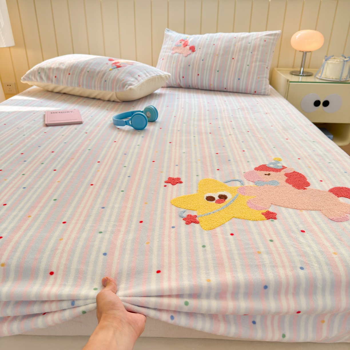 91家纺网 家纺一手货源 找家纺 寐居家纺 2025新款毛巾绣牛奶绒床笠 甜心小骑