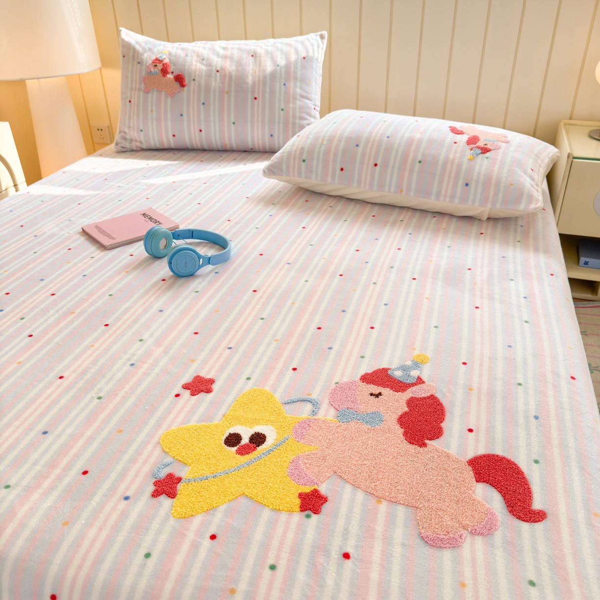 91家纺网 家纺一手货源 找家纺 寐居家纺 2025新款毛巾绣牛奶绒床笠 甜心小骑